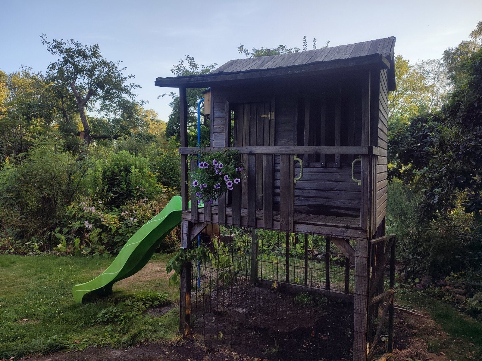 Houten speelhuisje met glijbaan en veranda, Ophalen, Gebruikt, Hout