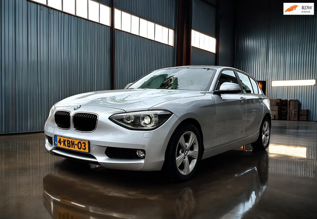BMW 1-serie 118i Upgrade Edition Leder_Led_Xenon_Navi_Cruise, Auto's, BMW, Euro 5, Achterwielaandrijving, Gebruikt, 4 cilinders