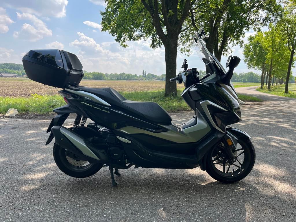 Benzine duur haal deze Honda NSS Forza 350 Abs uit de schuur, Scooter, Nieuw, Bedrijf, Minimaal motorrijbewijs A2