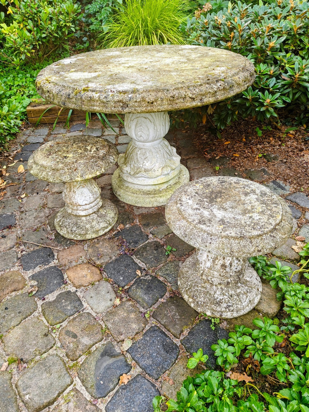 Stenen tuinset: tafel met 2 krukken en bloempot op standaard, Tuin en Terras, Ophalen of Verzenden, Gebruikt