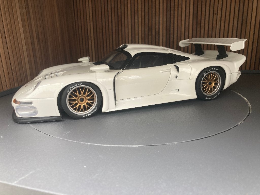 Porsche 911 GT1 1:18 UT Models Wit MJ, Ophalen of Verzenden, Zo goed als nieuw, Auto, UT Models
