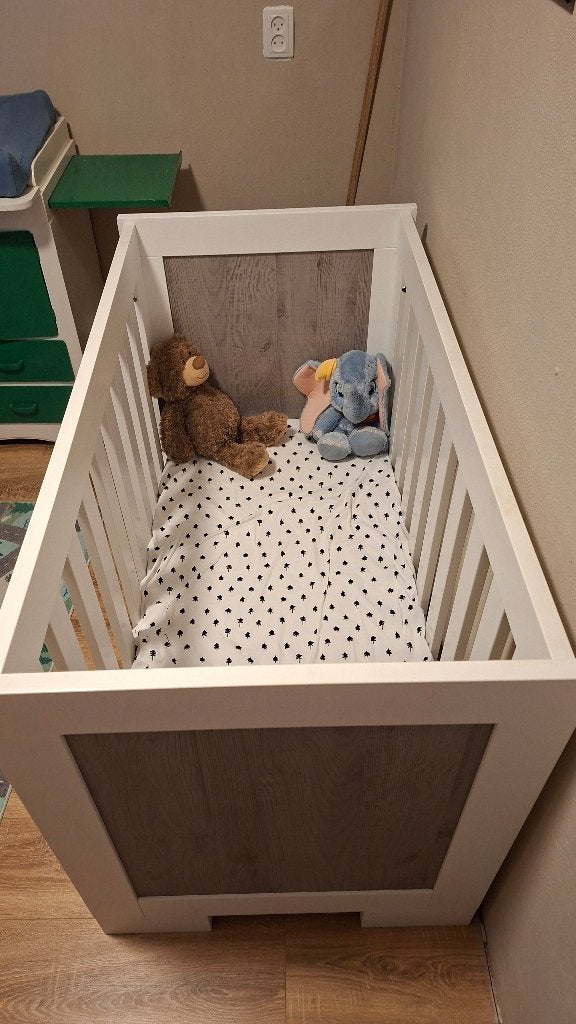 Wit babybedje met lattenbodem en kommode, Zo goed als nieuw, Minder dan 140 cm, Minder dan 70 cm, Ophalen