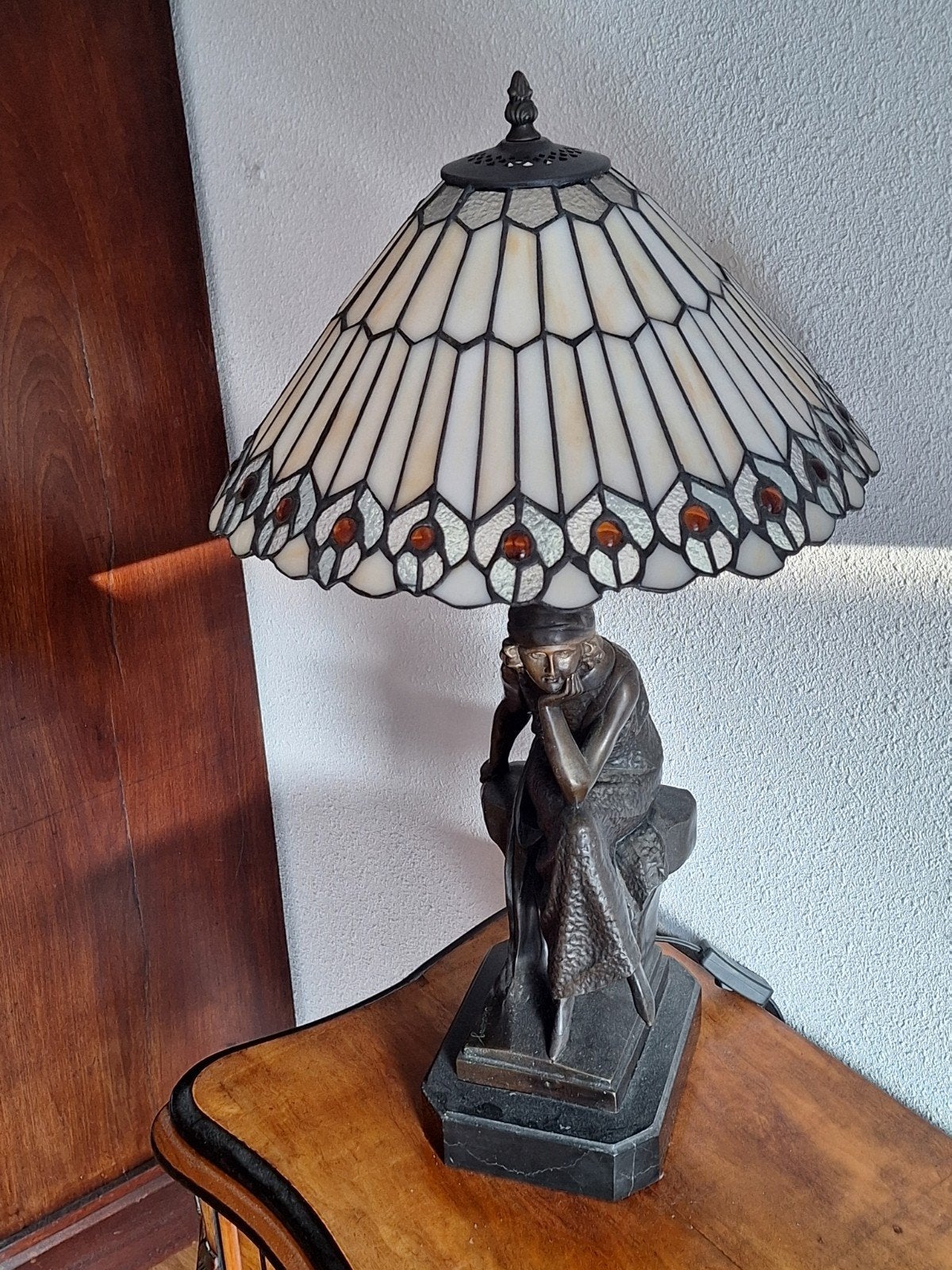 Tiffany lamp met bronzen beeld van zittende vrouw,  185 euro, Ophalen
