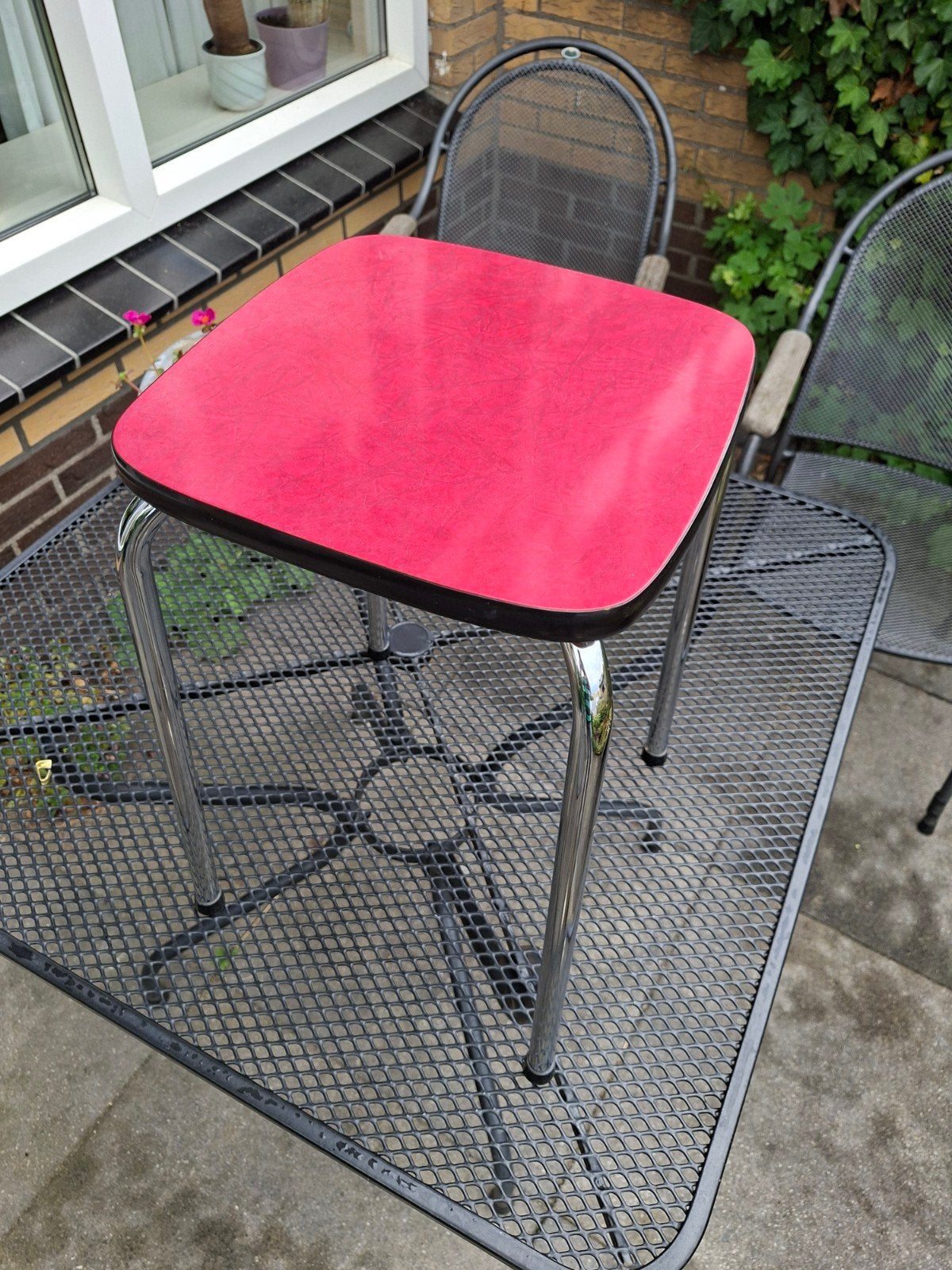 Vintage Fornica bijzettafel rood, Minder dan 45 cm, Minder dan 55 cm, Gebruikt, Metaal of Aluminium