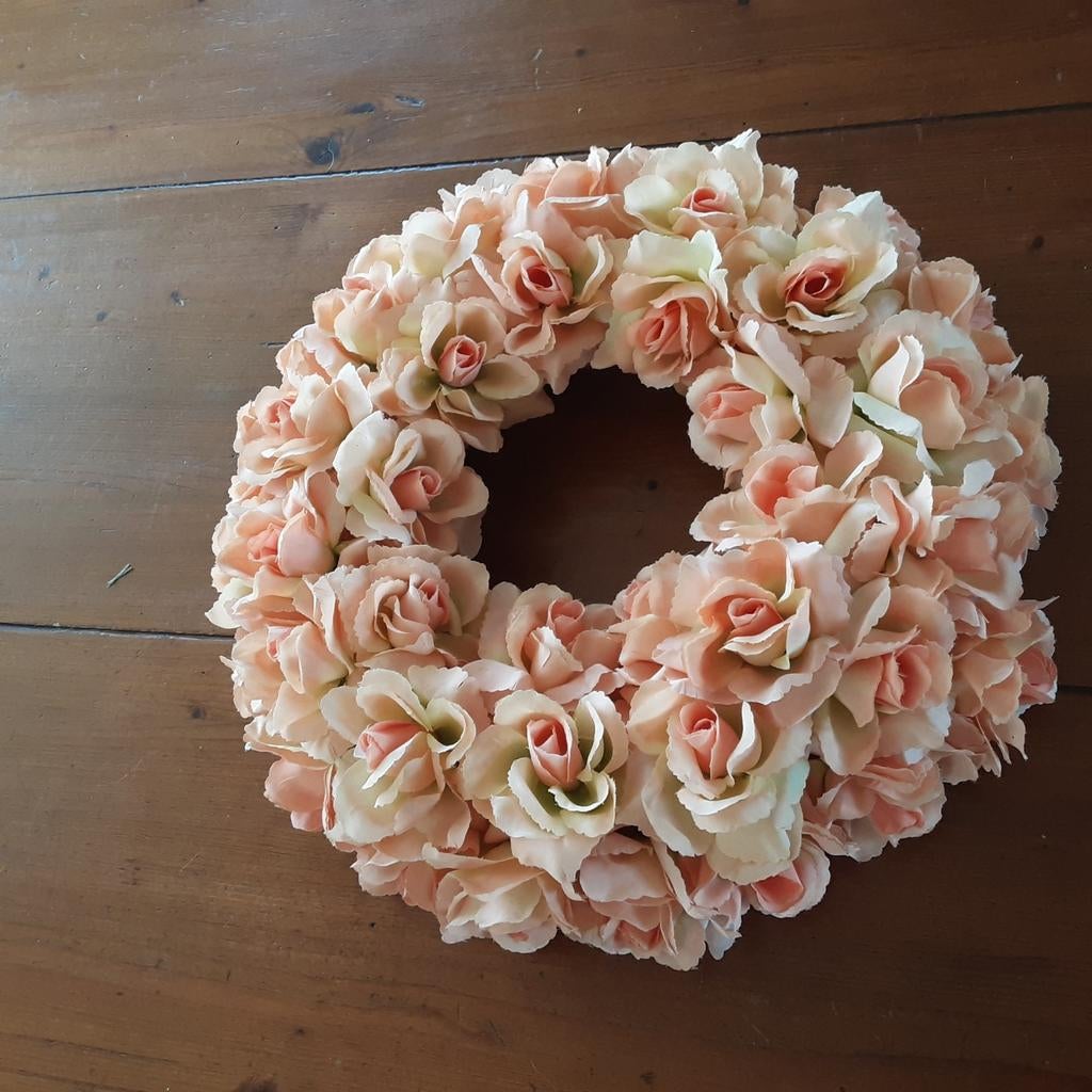 Prachtige krans met zijden  rozen 40 centimeter. 2stuks, Ophalen of Verzenden, Zo goed als nieuw