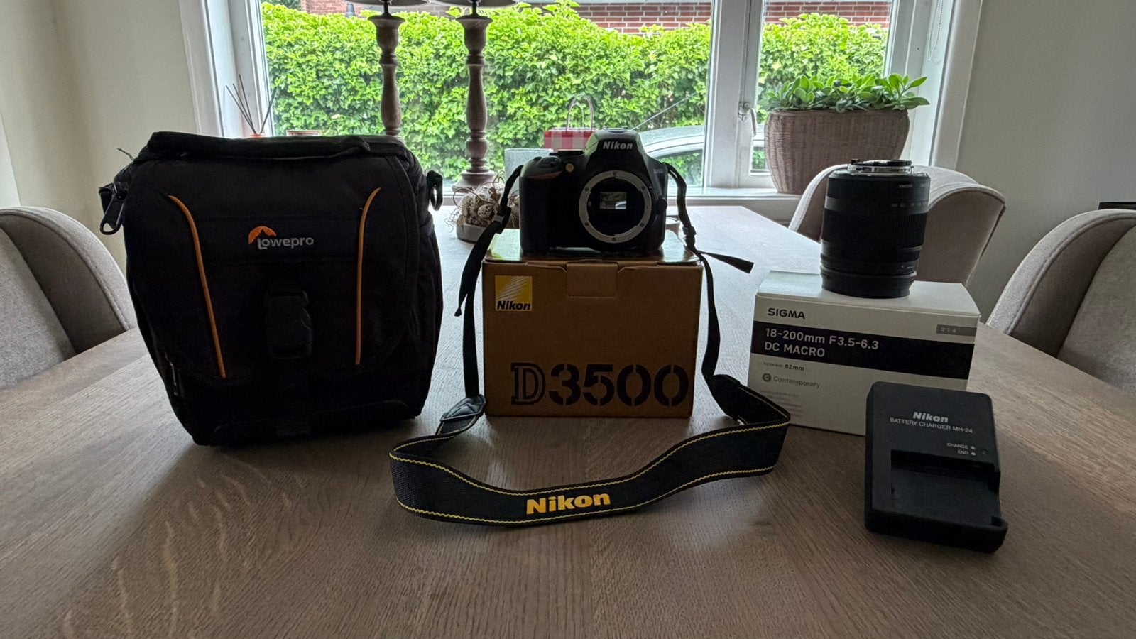 Nikon D3500 spiegelreflexcamera + Sigma 18-200mm lens, Ingebouwde flitser, Spiegelreflex, Ophalen of Verzenden, Zo goed als nieuw