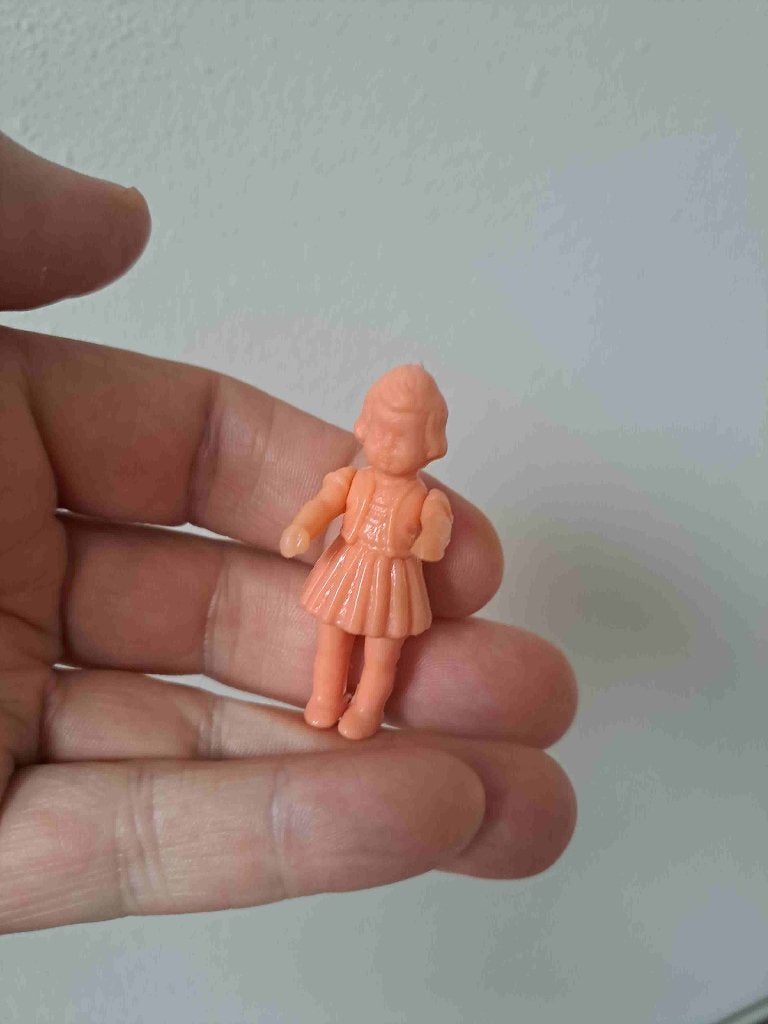 Kunststof Meisje Poppetje 1:24 Poppenhuis 5,5 cm, Verzamelen, Poppenhuizen en Toebehoren, Ophalen of Verzenden, Nieuw, Decoratie