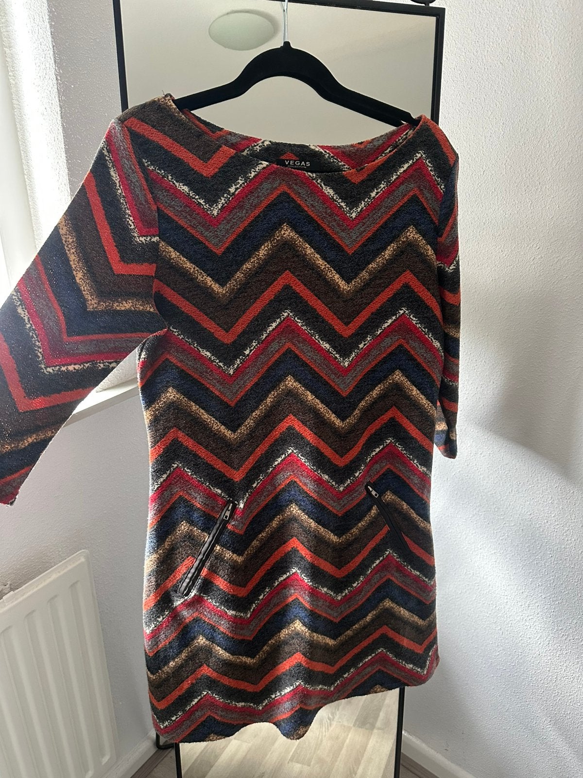 Nieuw oranje en bruin gekleurd jurkje van Vegas - maat M, Maat 38/40 (M), Nieuw, Oranje, Ophalen of Verzenden