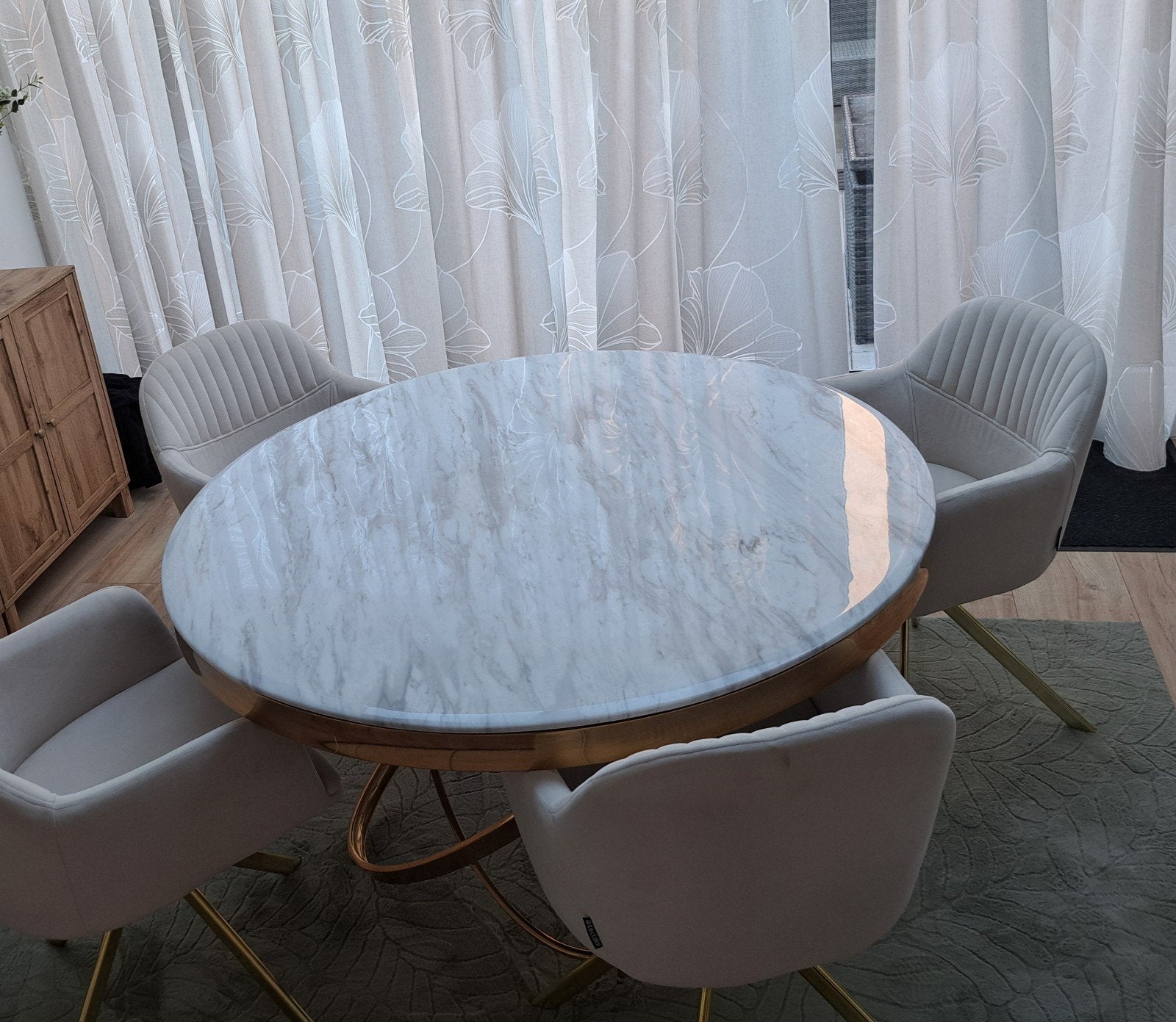 Moderne ronde eettafel 130cm met gouden onderstel en marmerl, Huis en Inrichting, Ophalen, Overige materialen, Rond, Zo goed als nieuw