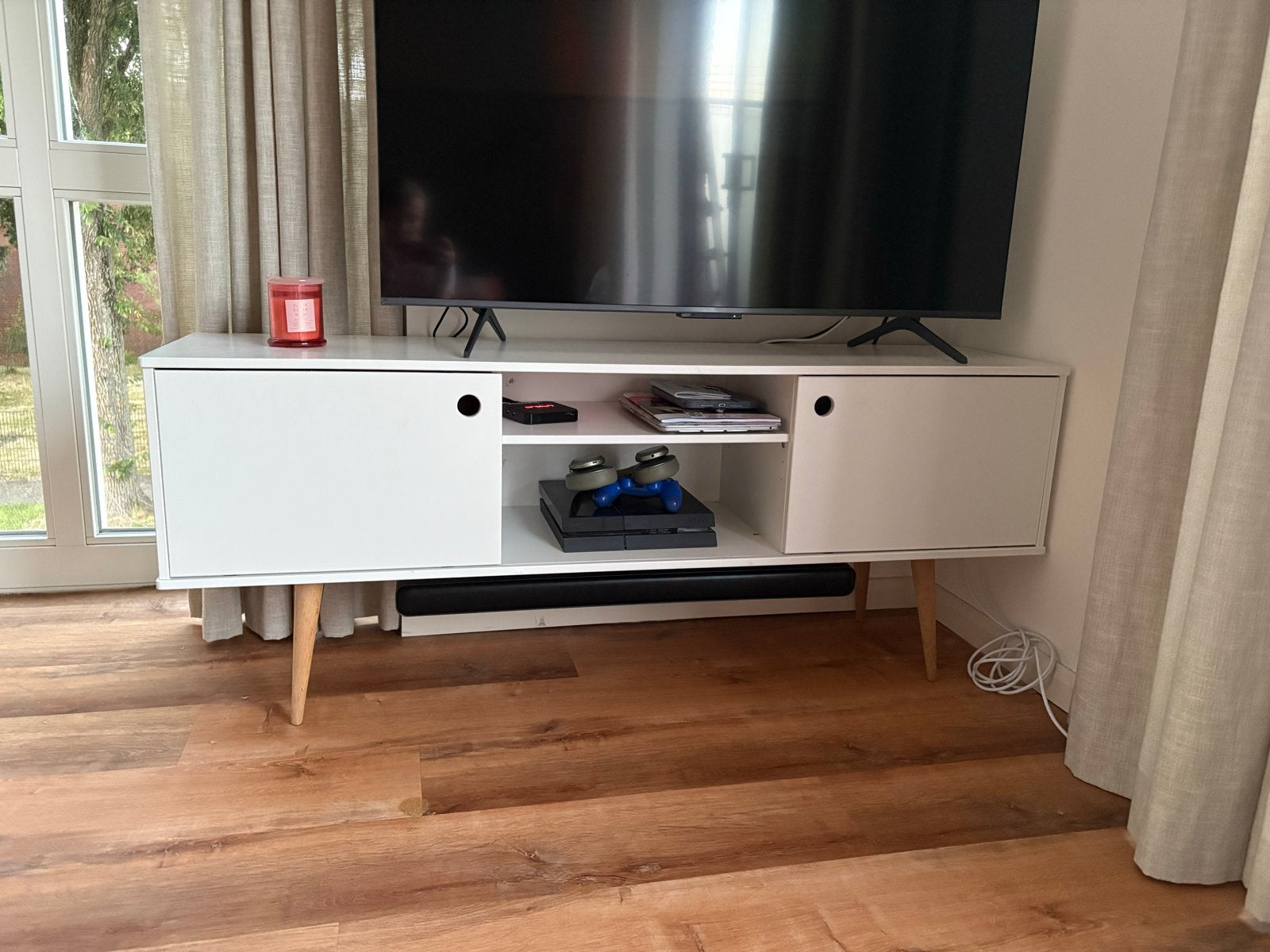 Modern wit tv-meubel met houten poten, Ophalen, Gebruikt, 100 tot 150 cm, Minder dan 100 cm