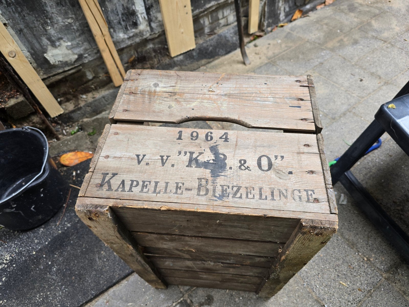 Vintage houten krat uit 1964 - Kapelle-Biezelinge, Antiek en Kunst, Ophalen of Verzenden