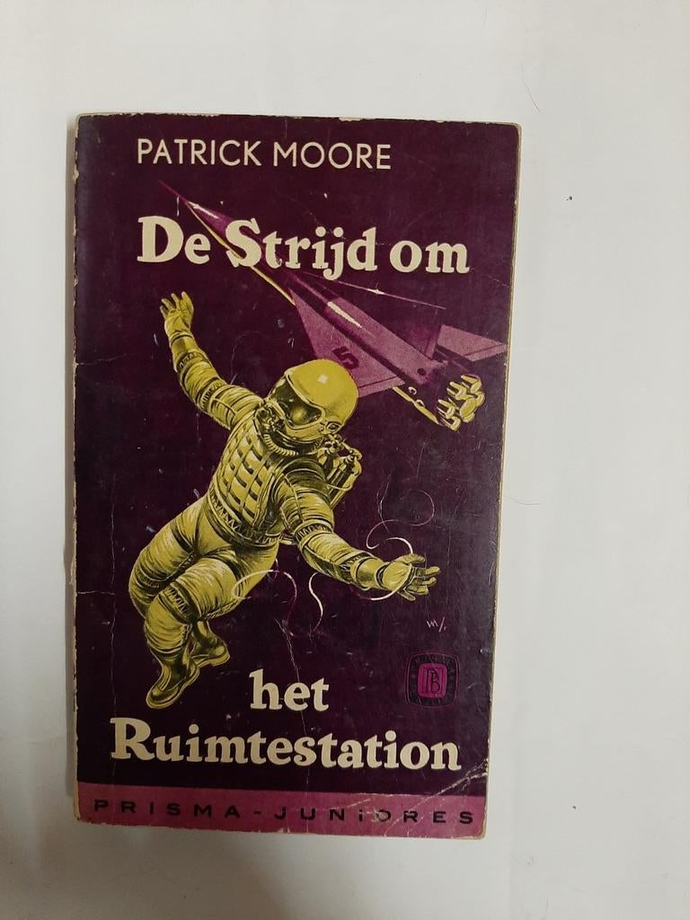 De Strijd om het Ruimtestation - Patrick Moore (Prisma), Ophalen of Verzenden, Gelezen, Patrick Moore