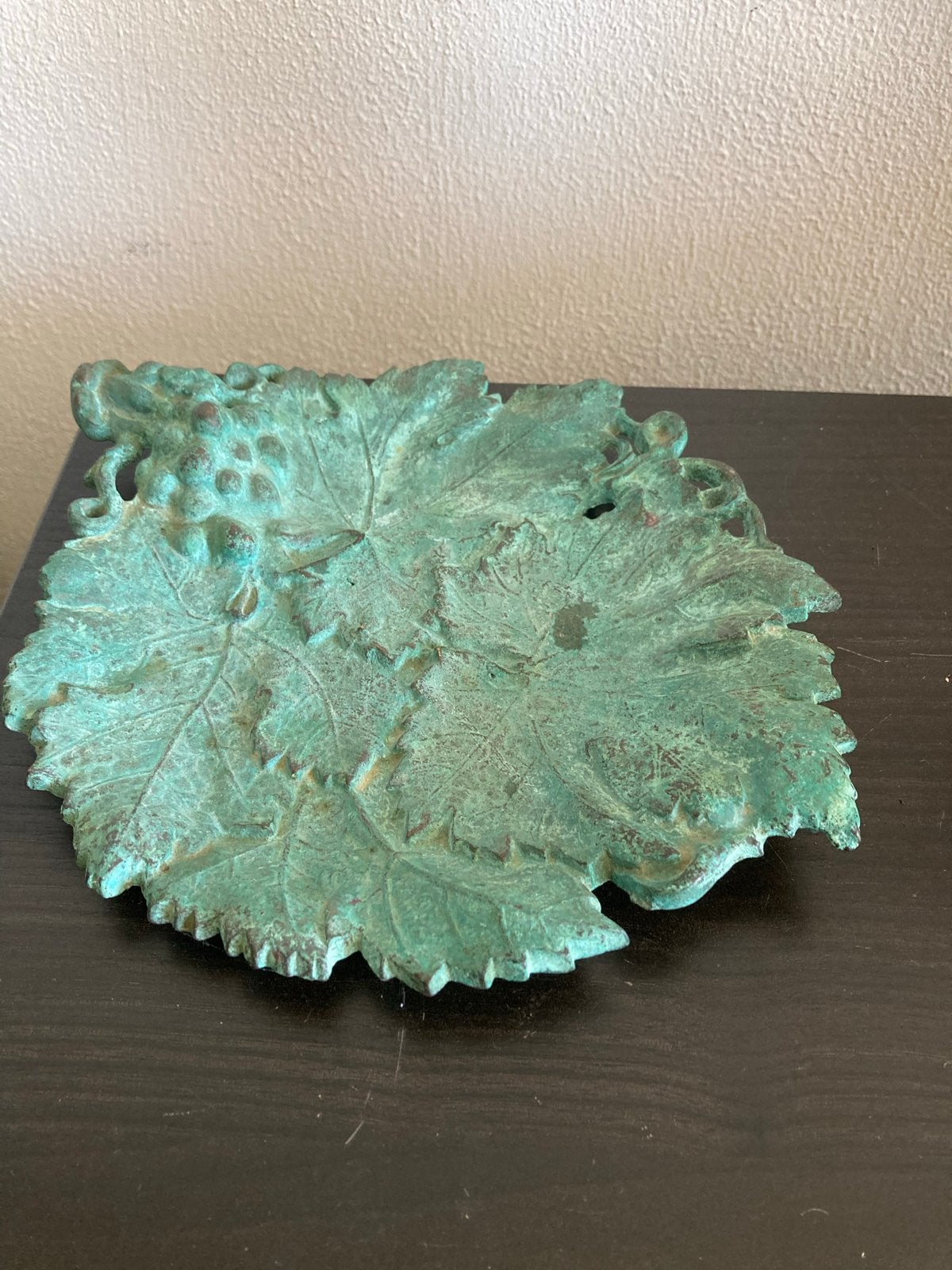 Bronzen presenteerschaal met druivenbladeren, 19x23cm, Antiek en Kunst, Antiek | Koper en Brons, Ophalen of Verzenden, Brons