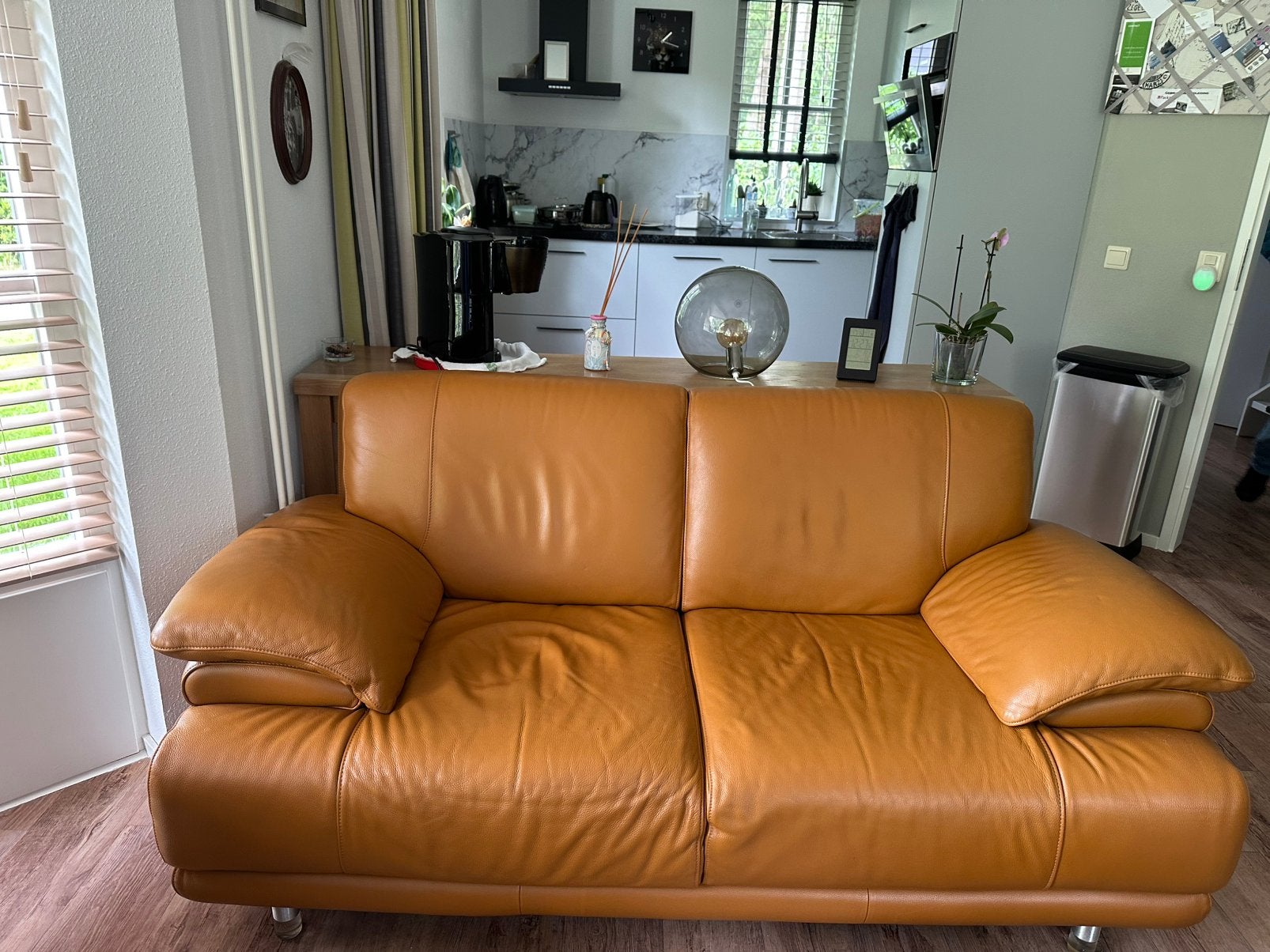 Mooie Italiaans dik leren 2 zits bank. Kleur caramel., Ophalen, Zo goed als nieuw, 75 tot 100 cm