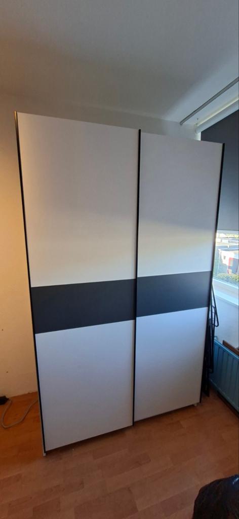 Kledingkast met schuifdeuren - Wit/Zwart, Huis en Inrichting, Ophalen, 100 tot 150 cm, 200 cm of meer, Met plank(en)