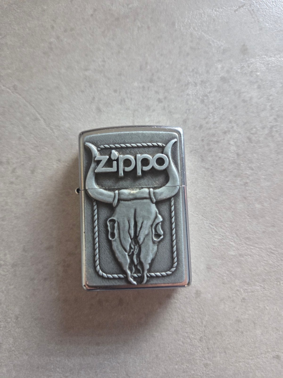 Zippo aansteker met stierenkop reliëf, 2003, Ophalen of Verzenden, Gebruikt, Aansteker