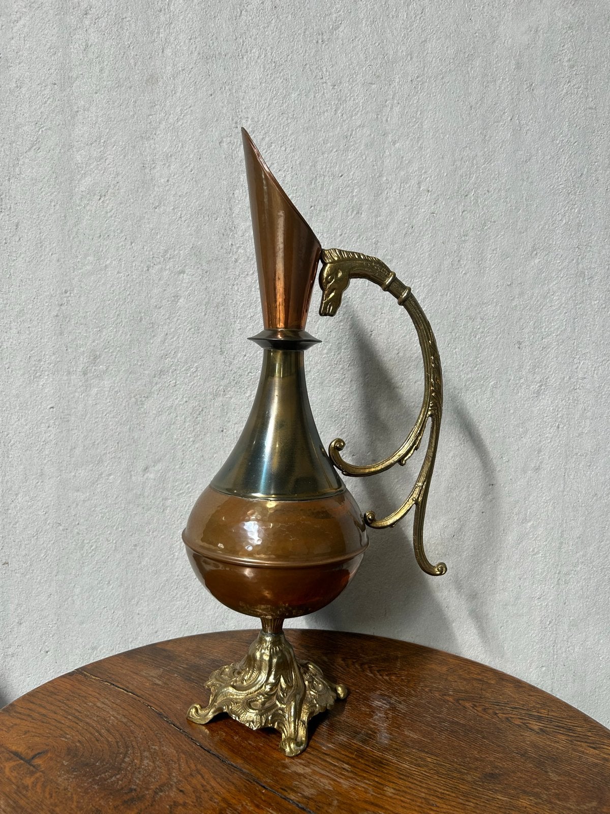 Decoratieve Koperen Vaas met Messing Handvat en Voet, Ophalen of Verzenden