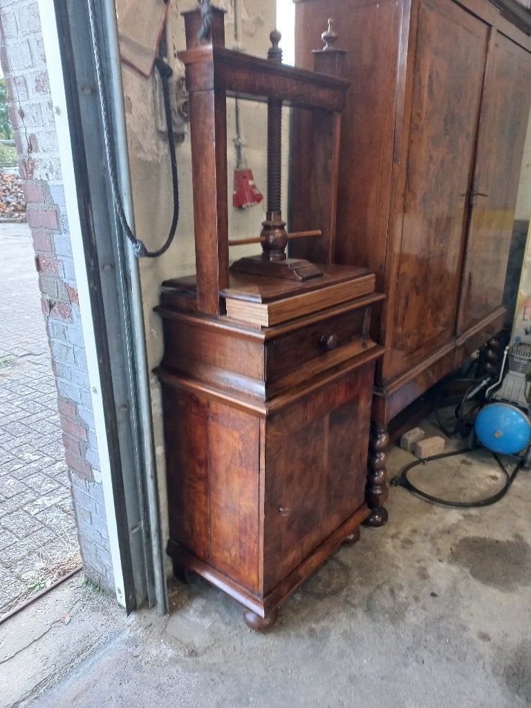 Antieke notenhouten Linnenpers 1720., Antiek en Kunst, Ophalen