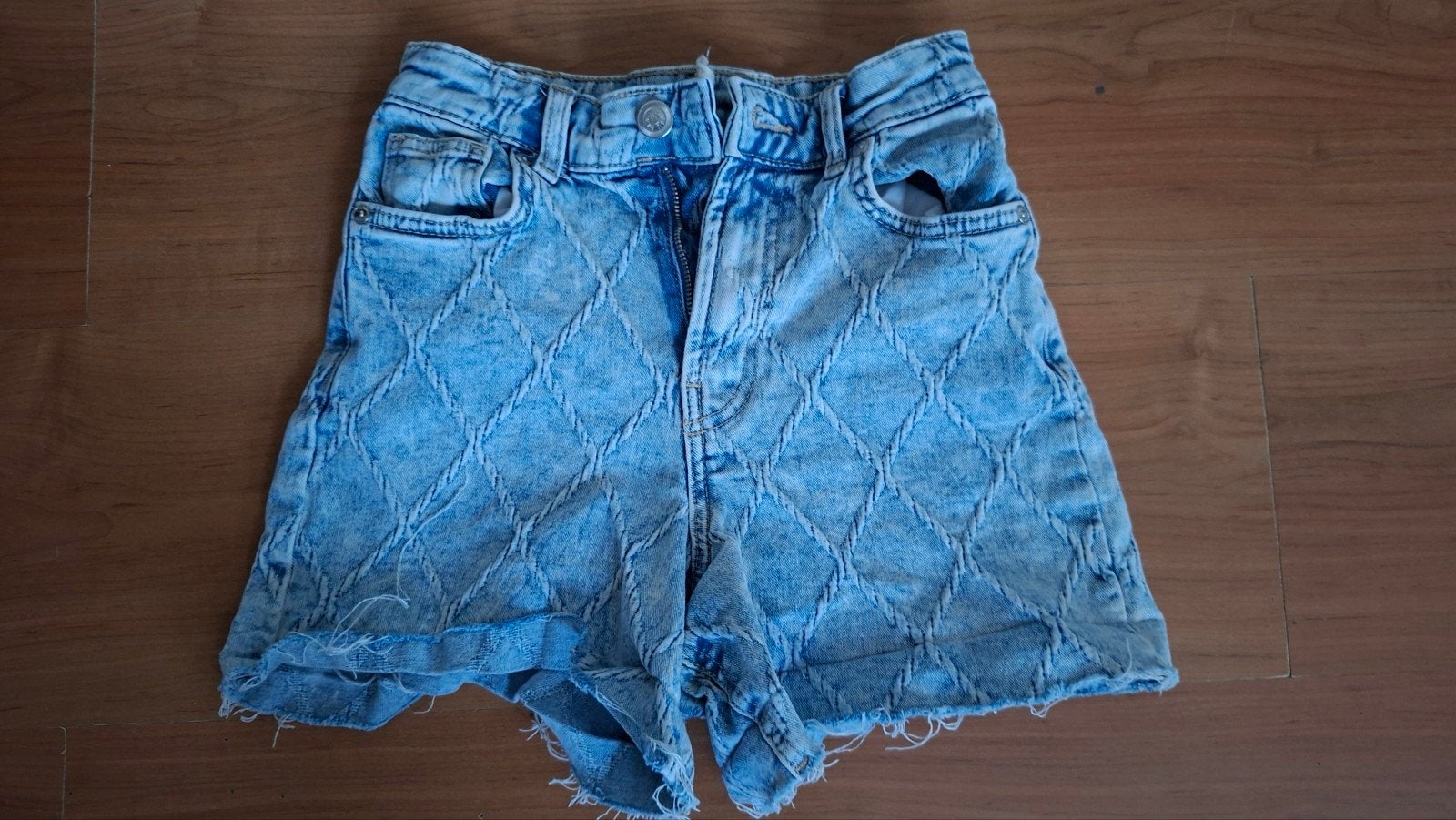 Amisu denim shorts met strass en rafels maat 32, Kort, Blauw, Ophalen of Verzenden, Zo goed als nieuw