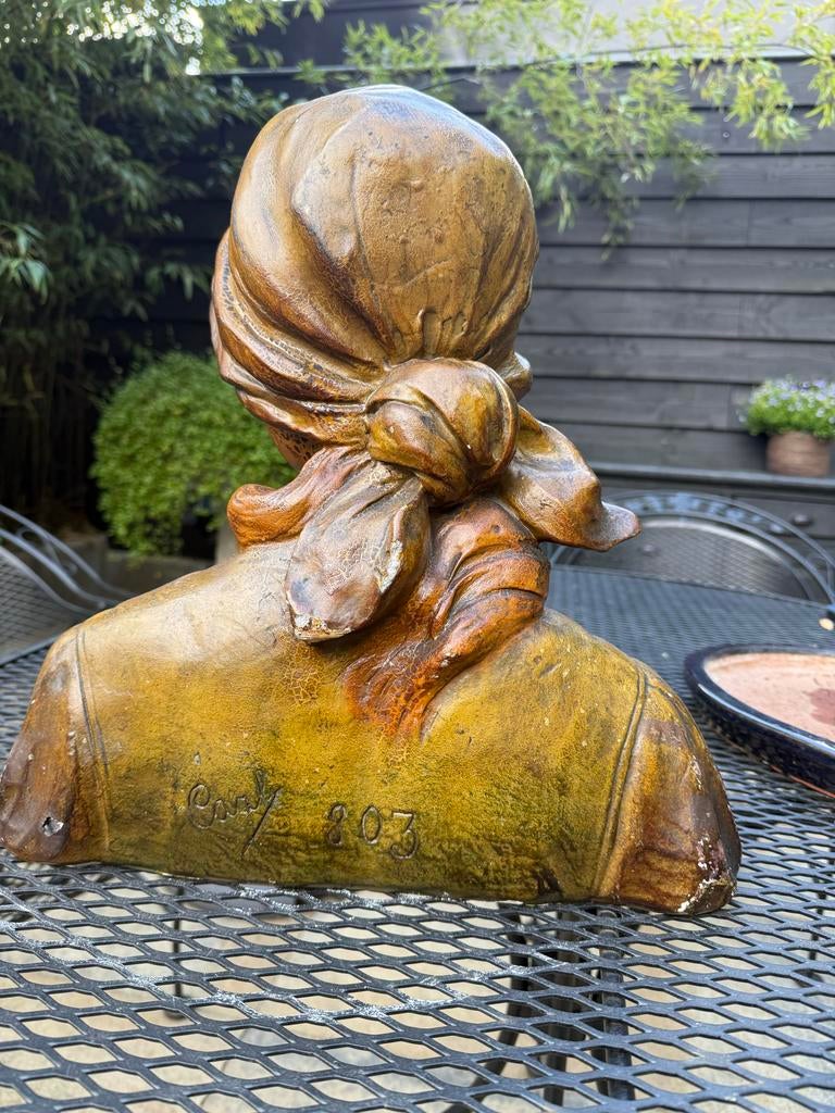 Terracotta sculptuur van een vrouw met hoofddoek, Ophalen, Gebruikt