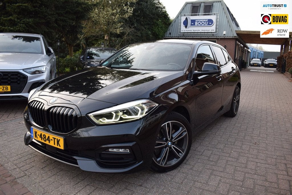 BMW 1-serie 118i High Executive Edition AUTOM/NAVI/CRUISE/CA, Auto's, BMW, 136 pk, Gebruikt, Leder en Stof, Zwart