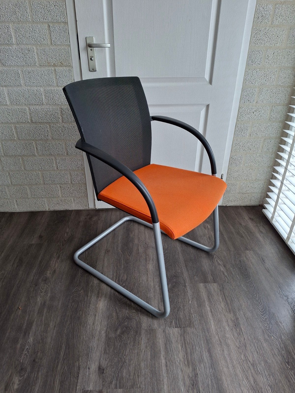 Comfortabele vergaderstoel met oranje zitting, Ophalen of Verzenden, Gebruikt, Overige kleuren