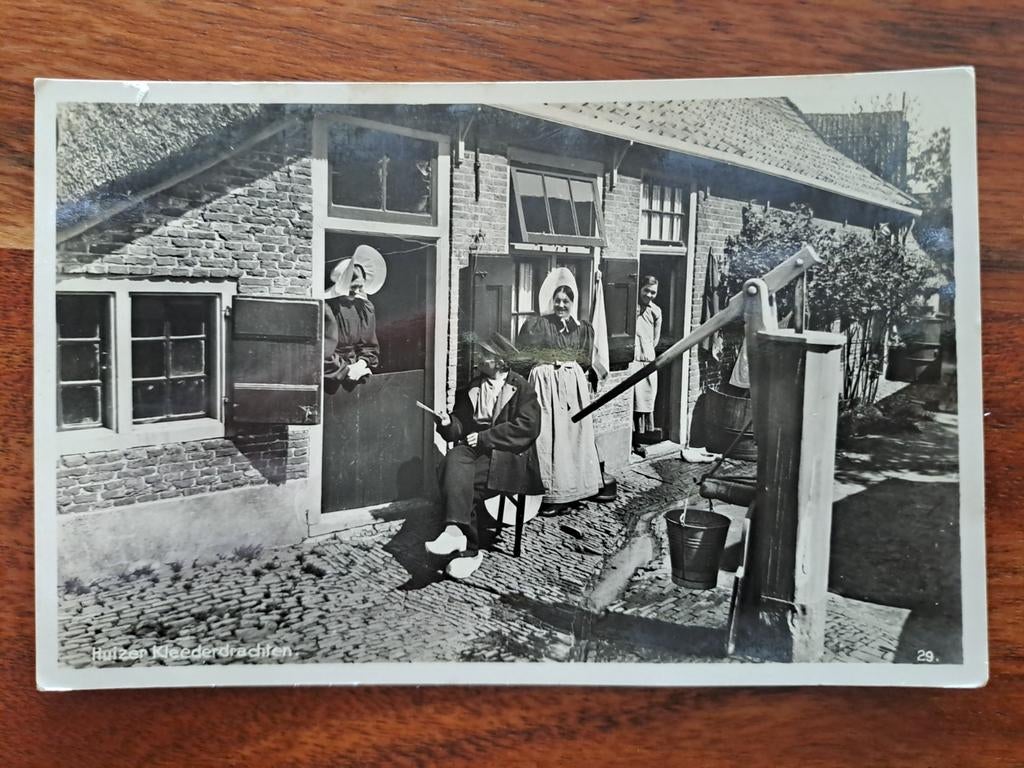 Huizen,  klederdracht,  fotokaart, Ophalen of Verzenden, 1920 tot 1940, Noord-Holland