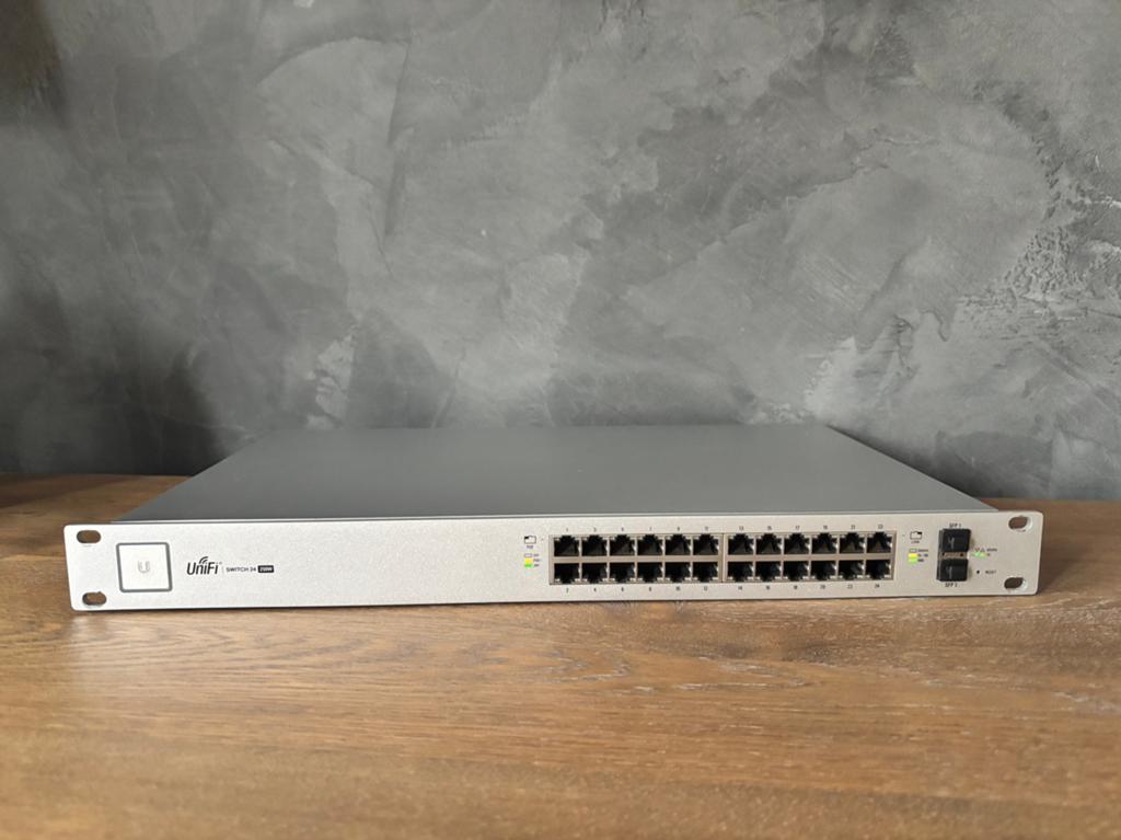 Ubiquiti Unifi 24 poorts 250W POE Switch (US-24-250W), Computers en Software, Netwerk switches, Ophalen of Verzenden, Gebruikt