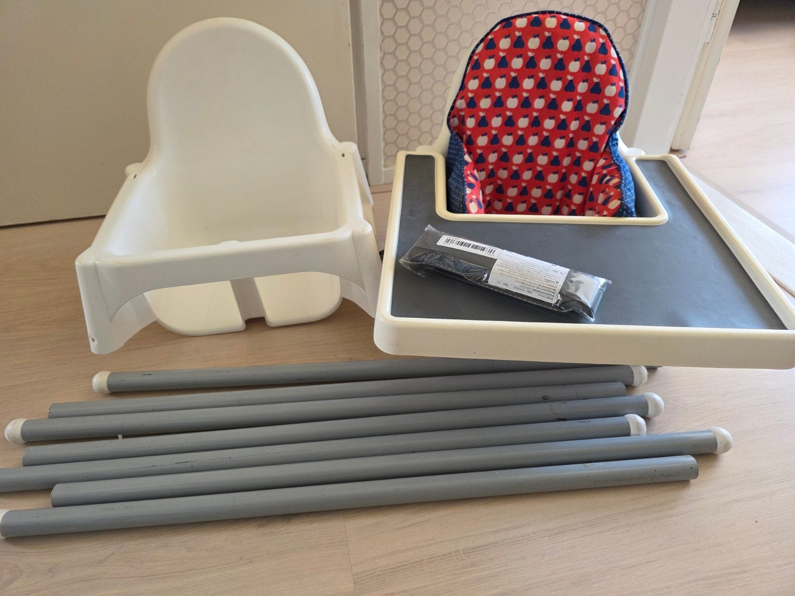 2 IKEA kinderstoelen, Kinderen en Baby's, Kinderstoelen, Ophalen of Verzenden, Gebruikt, Overige typen, Afneembaar eetblad