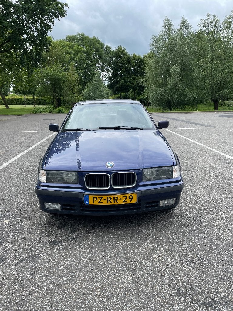 BMW 318, Auto's, Zwart, 4 cilinders, Blauw, Trekhaak