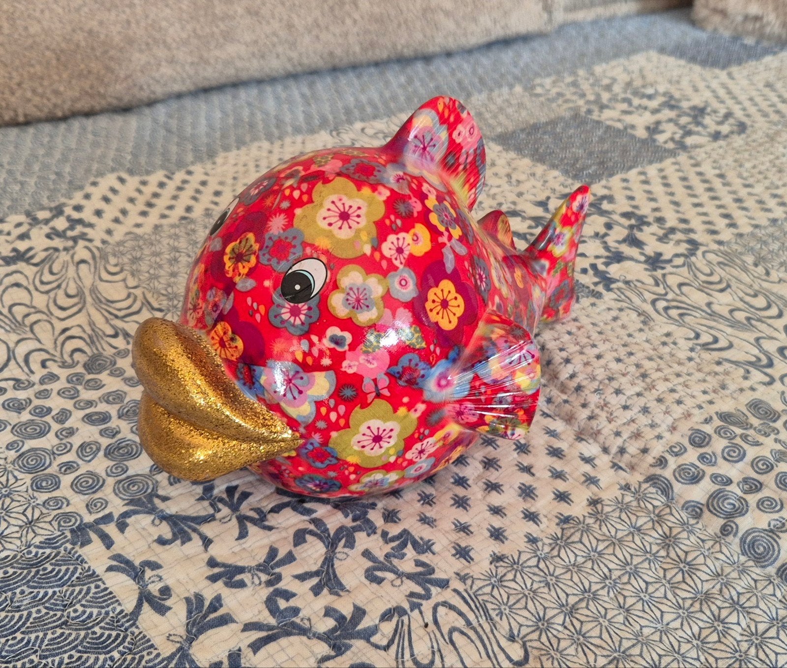 Pomme-pidou spaarpot vis rood met bloemen en glitter, Verzamelen, Ophalen of Verzenden, Zo goed als nieuw, Overige materialen