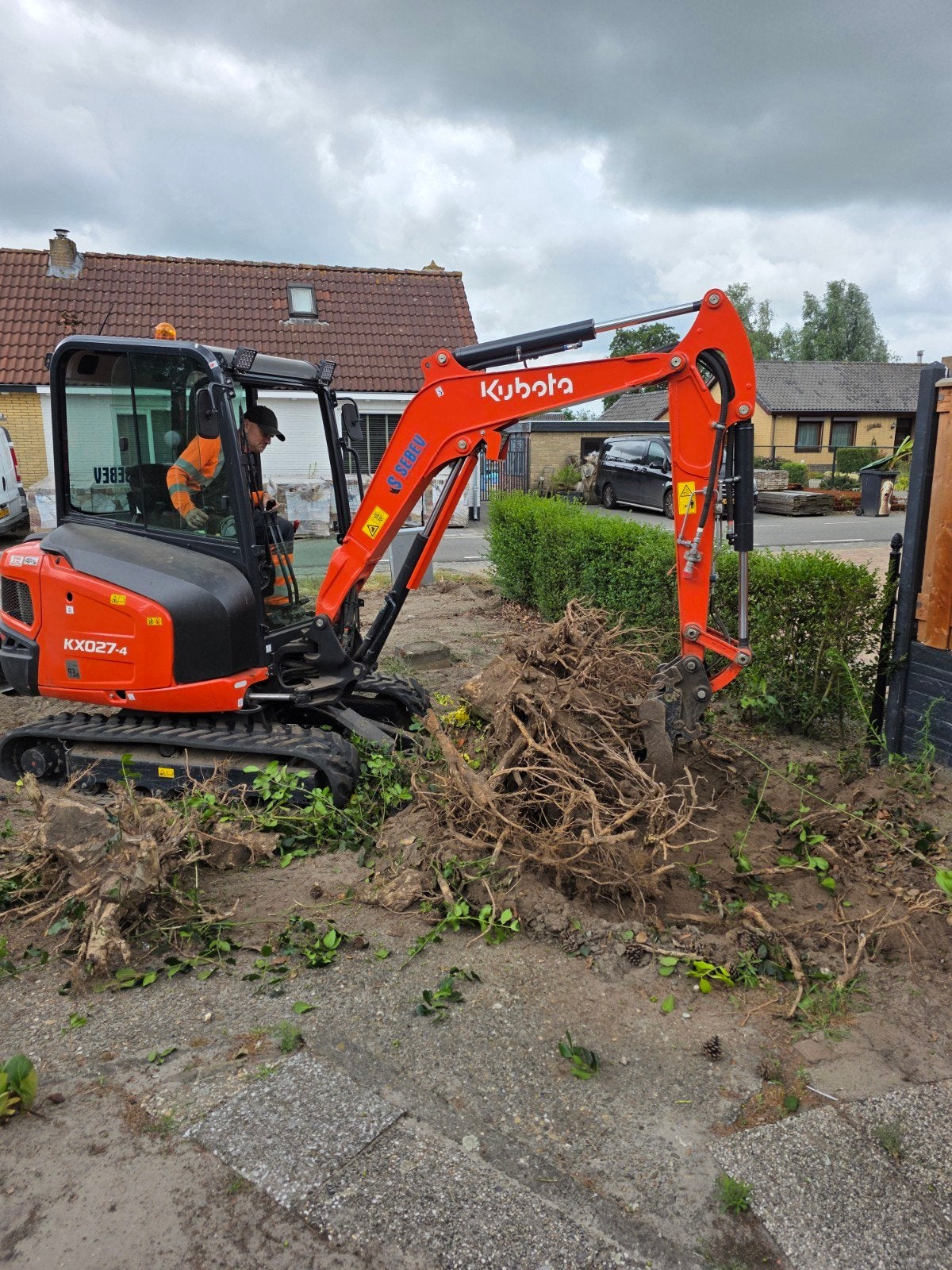 Machinist met minigraver voor diverse werkzaamheden