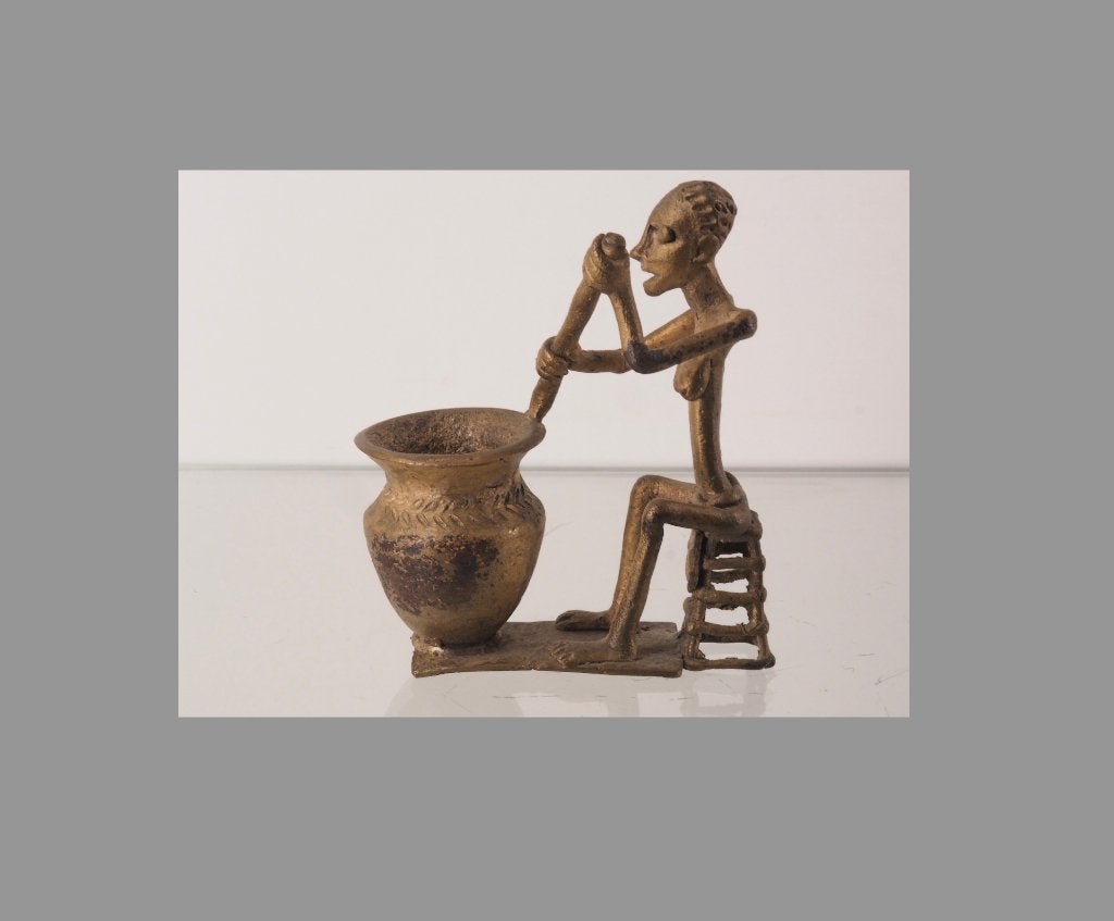Zittend Ashanti figuur met kookpot Ghana (180530-05), Bruin, Afrika, Handgemaakt, Ophalen of Verzenden