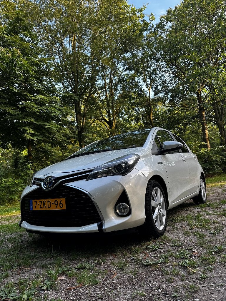 Toyota Yaris 1.5 HSD 55KW 5DRS 2015 Parelmoer DYNAMIC  AUT, Auto's, Toyota, 74 pk, Zwart, 4 cilinders, 1070 kg