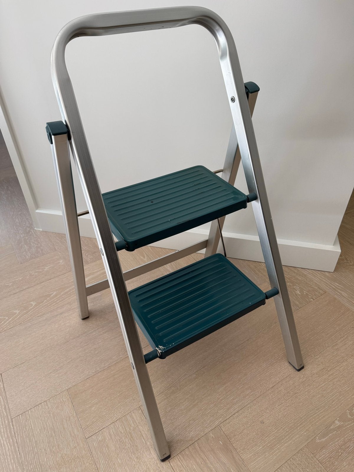 Altrex Giant G402 Trap, 2 treden, keukentrapje, Doe-het-zelf en Verbouw, Ladders en Trappen, Gebruikt, Trap, Ophalen of Verzenden