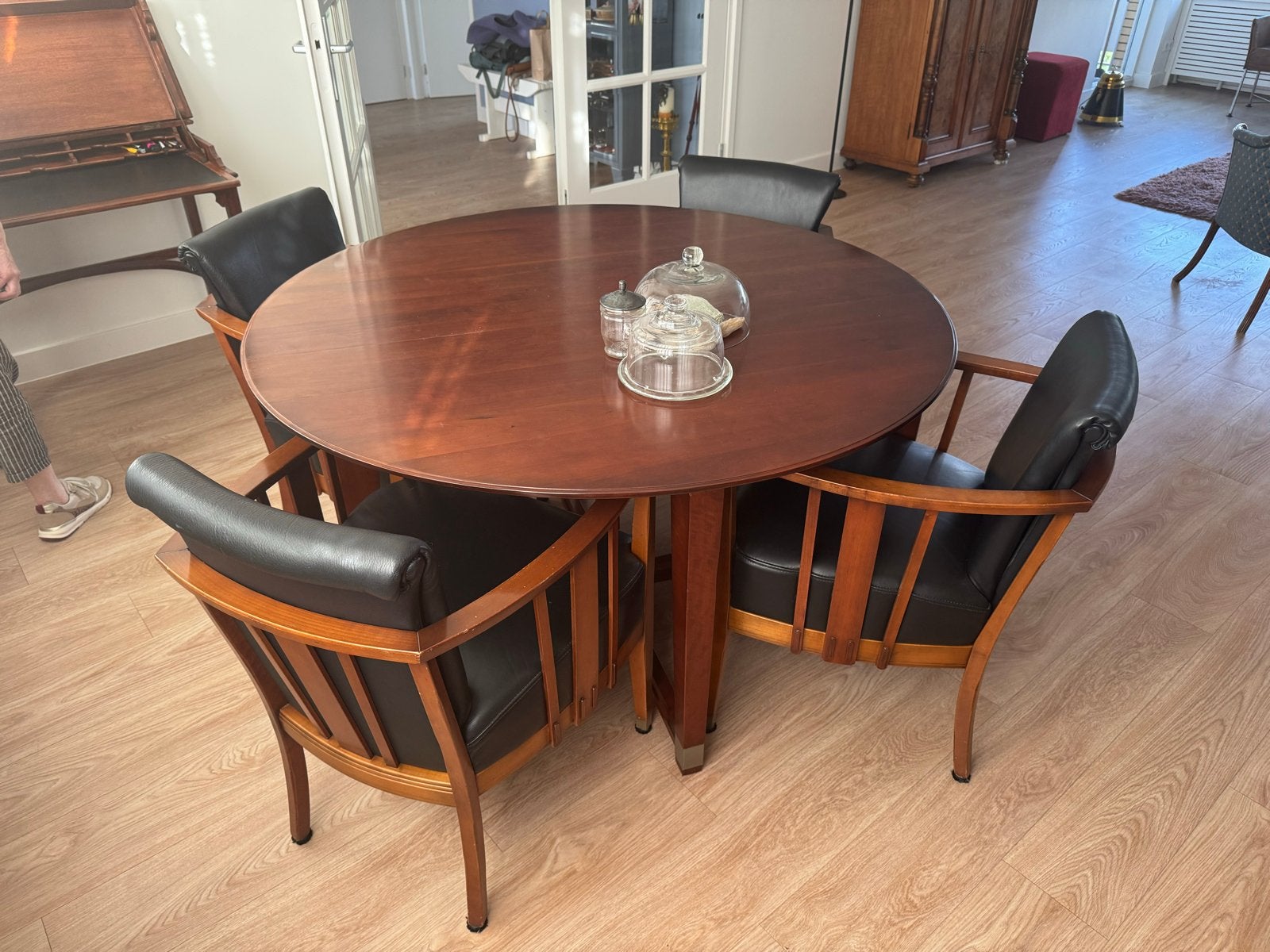Ronde eettafel met 4 stoelen - Hout en leer, Ophalen, Gebruikt, 100 tot 150 cm, Klassiek