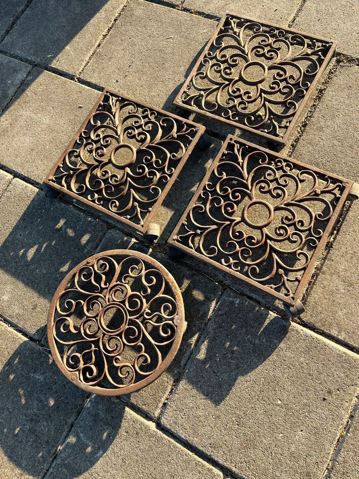 Vier gietijzeren plantenrollers., Ophalen, Overige materialen