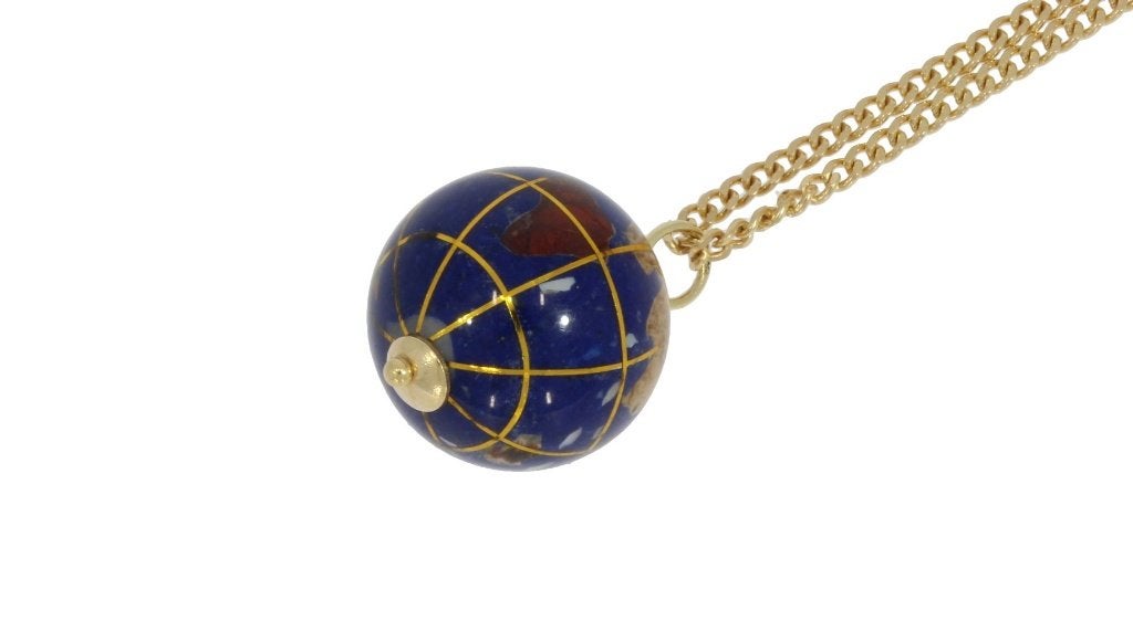 Wereldbol globe 18k gouden ketting hanger Lapis Lazuli, Voordeelsieraden, Ophalen of Verzenden, Zo goed als nieuw, Met edelsteen