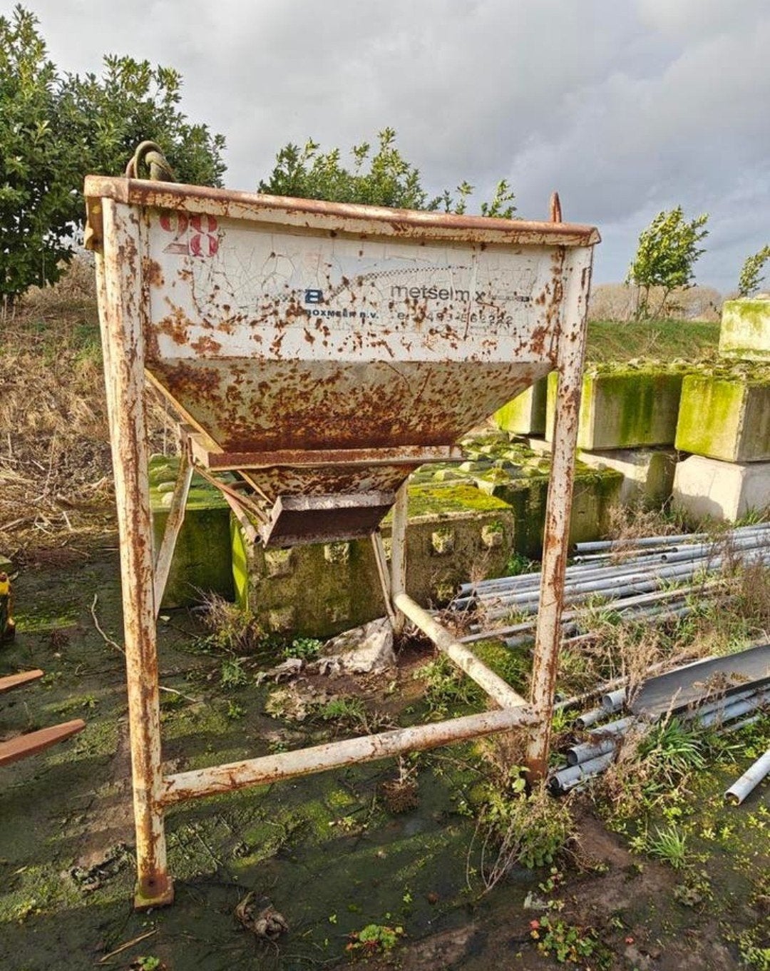 Zware ijzeren silo bak 1 m3, Ophalen