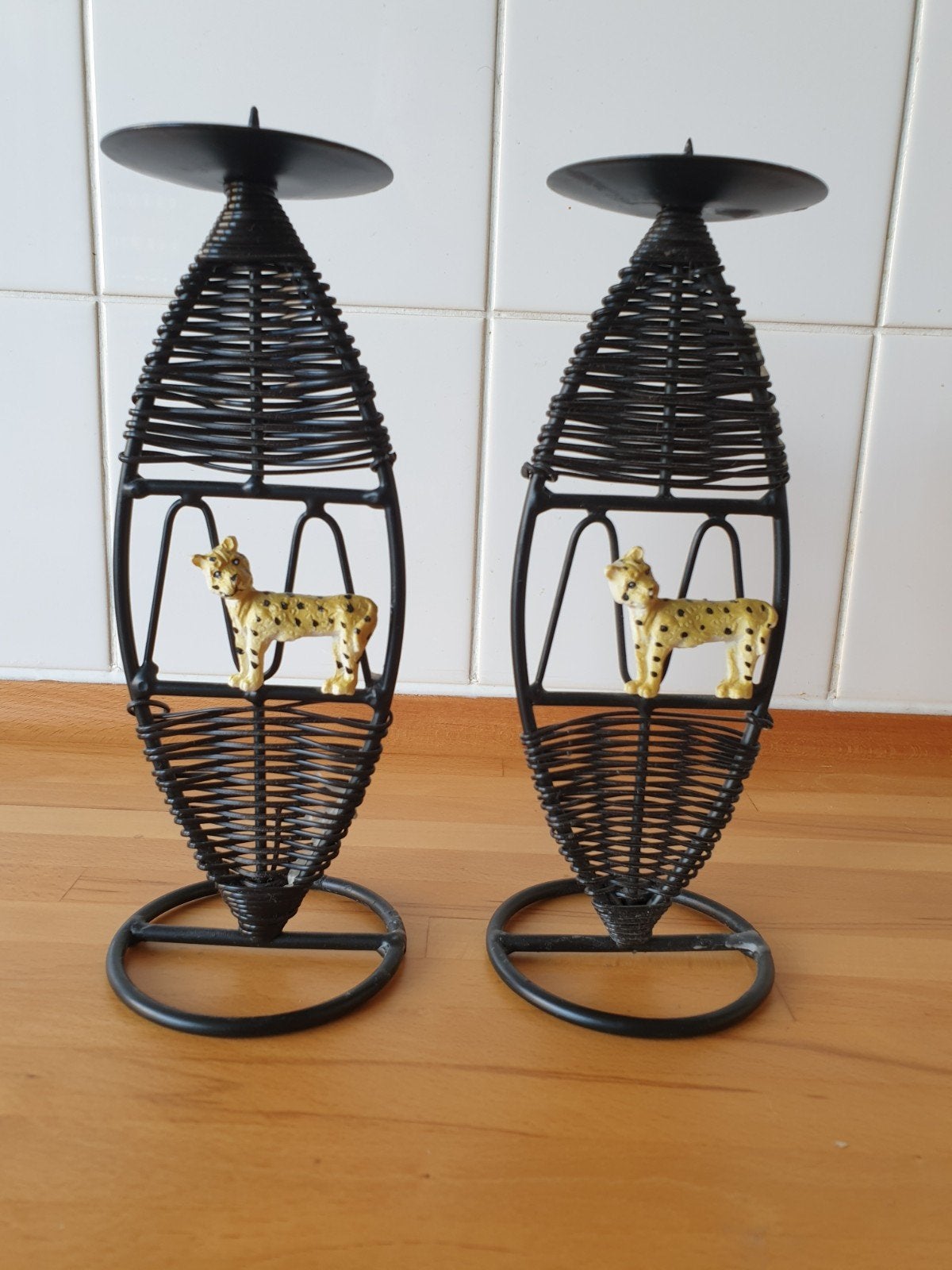Twee erg leuke kaars kandelaars met panter afbeelding, Huis en Inrichting, Woonaccessoires | Kandelaars en Kaarsen, Ophalen, Gebruikt