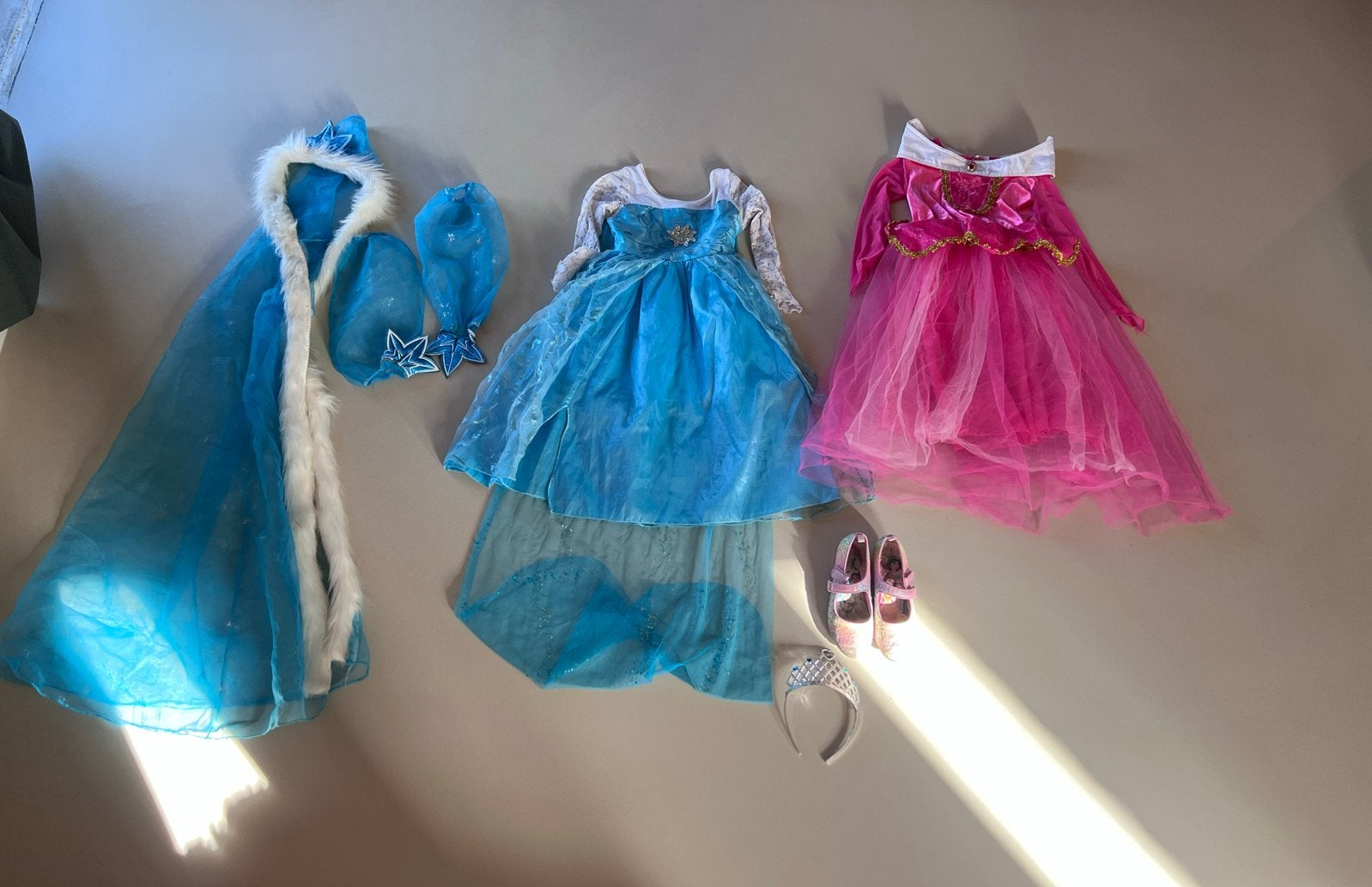 Verkleedset: Elsa & Doornroosje jurken, schoenen, kroon, Ophalen of Verzenden, Gebruikt, 110 t/m 116, Meisje