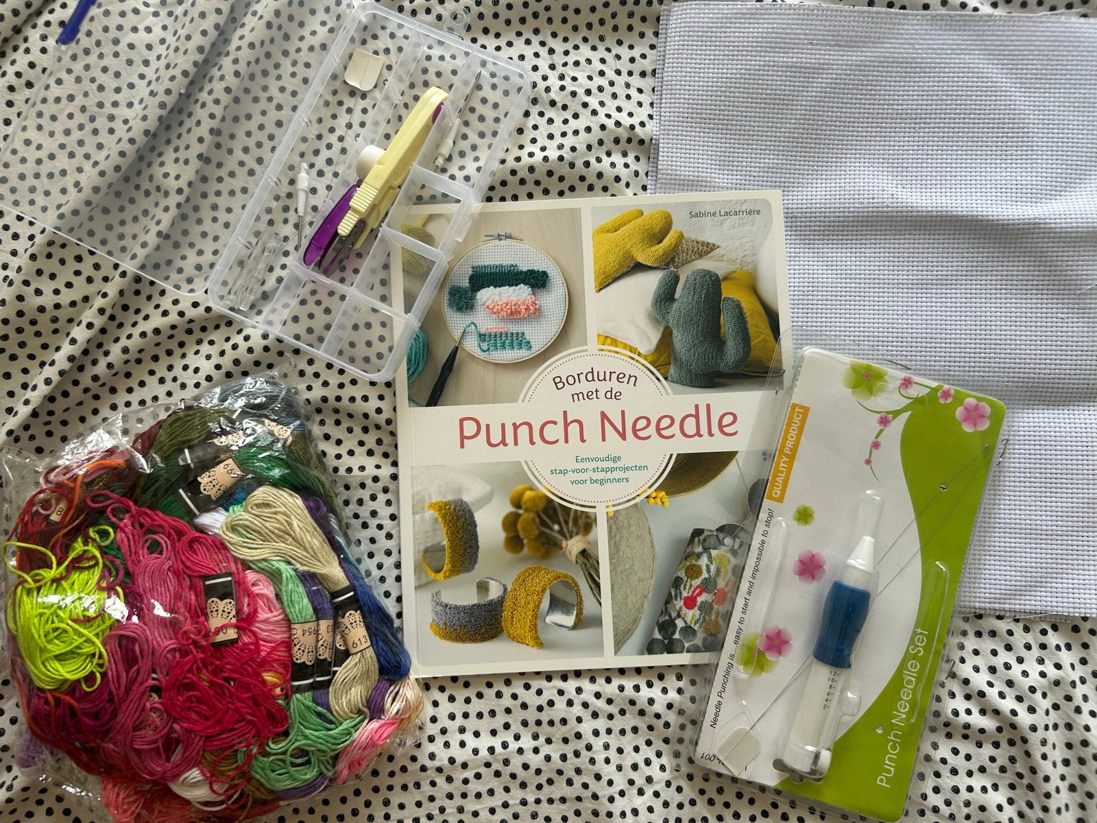 Punch needle set met boek, garen en gaas, Textiel, Nieuw, Meerkleurig, Ophalen of Verzenden