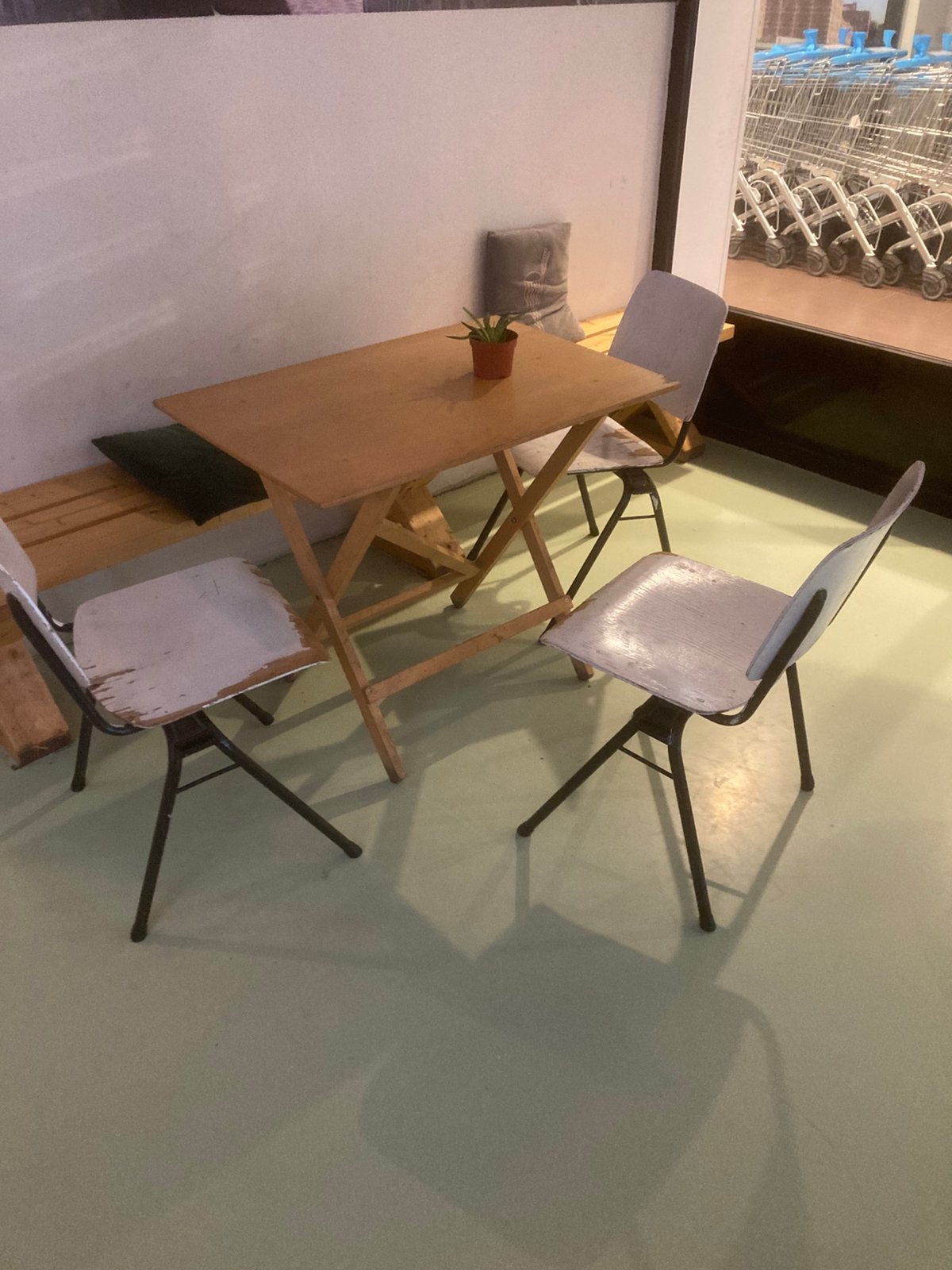 Oude schoolstoeltjes gebruikt gratis!, Ophalen, Gebruikt, Hout, Vijf, Zes of meer stoelen