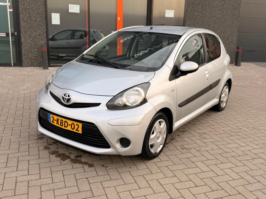 Toyota Aygo 1.0 VVT-i Comfort Orange, Voorwielaandrijving, Euro 5, Gebruikt, 4 stoelen