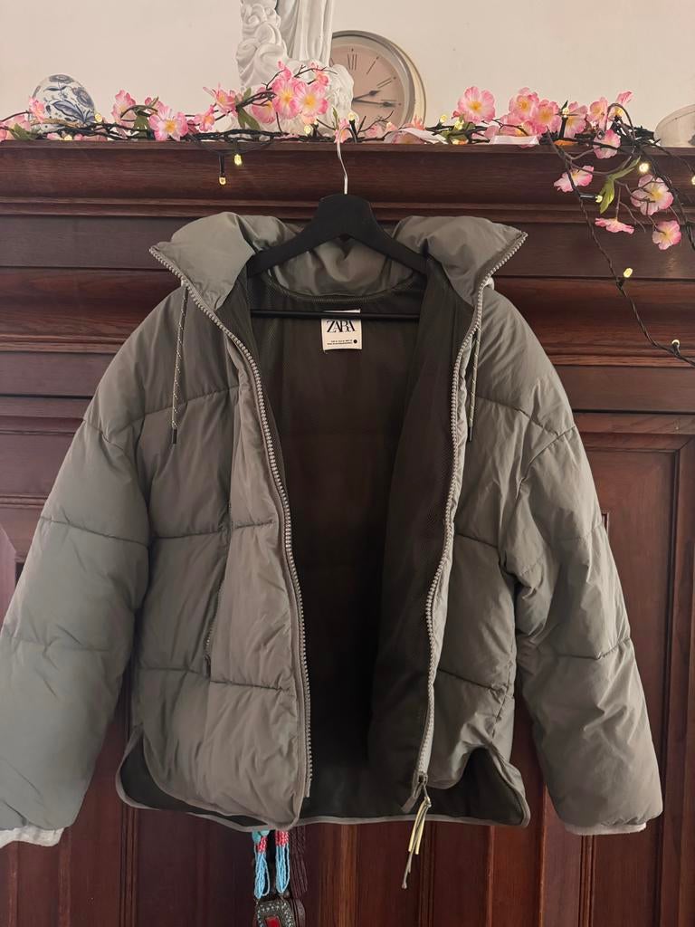 Zara jas grijs/groen met afneembare capuchon, Kleding | Dames, Jassen | Winter, Ophalen of Verzenden, Zo goed als nieuw, Groen