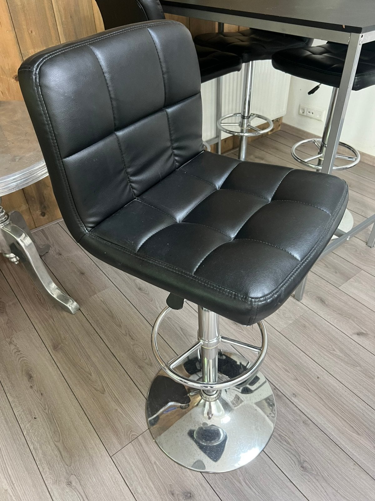 Foto 3 van Bartafel met 4 barkrukken - 110cm hoog