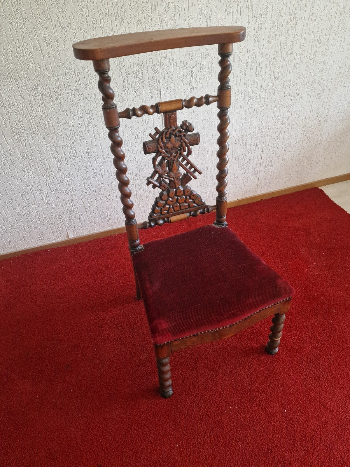 Antieke bidstoel met houtsnijwerk en rood fluweel, Antiek en Kunst, Ophalen