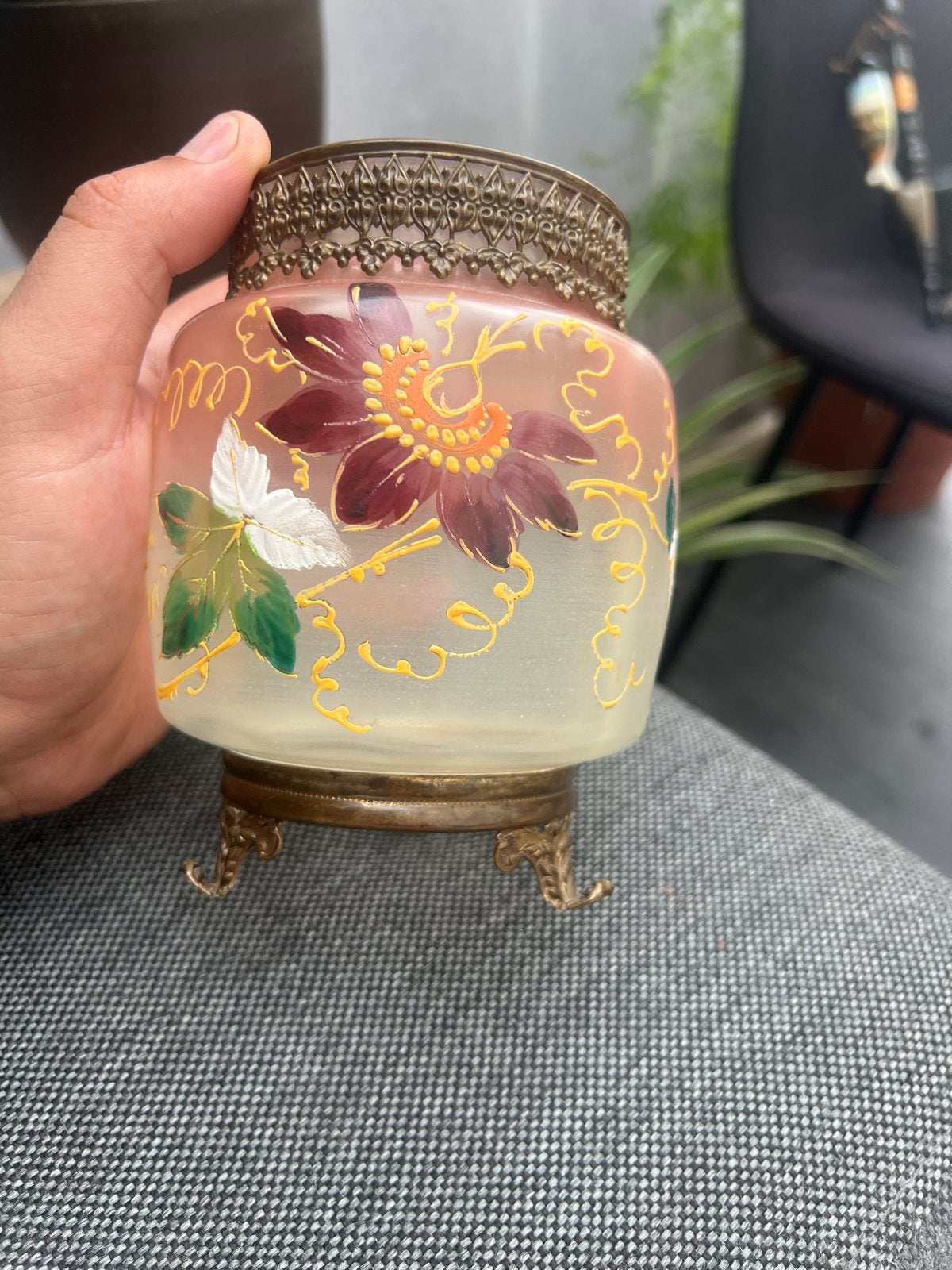 Antieke glazen vaas met bloemmotief en bronzen voet, Ophalen