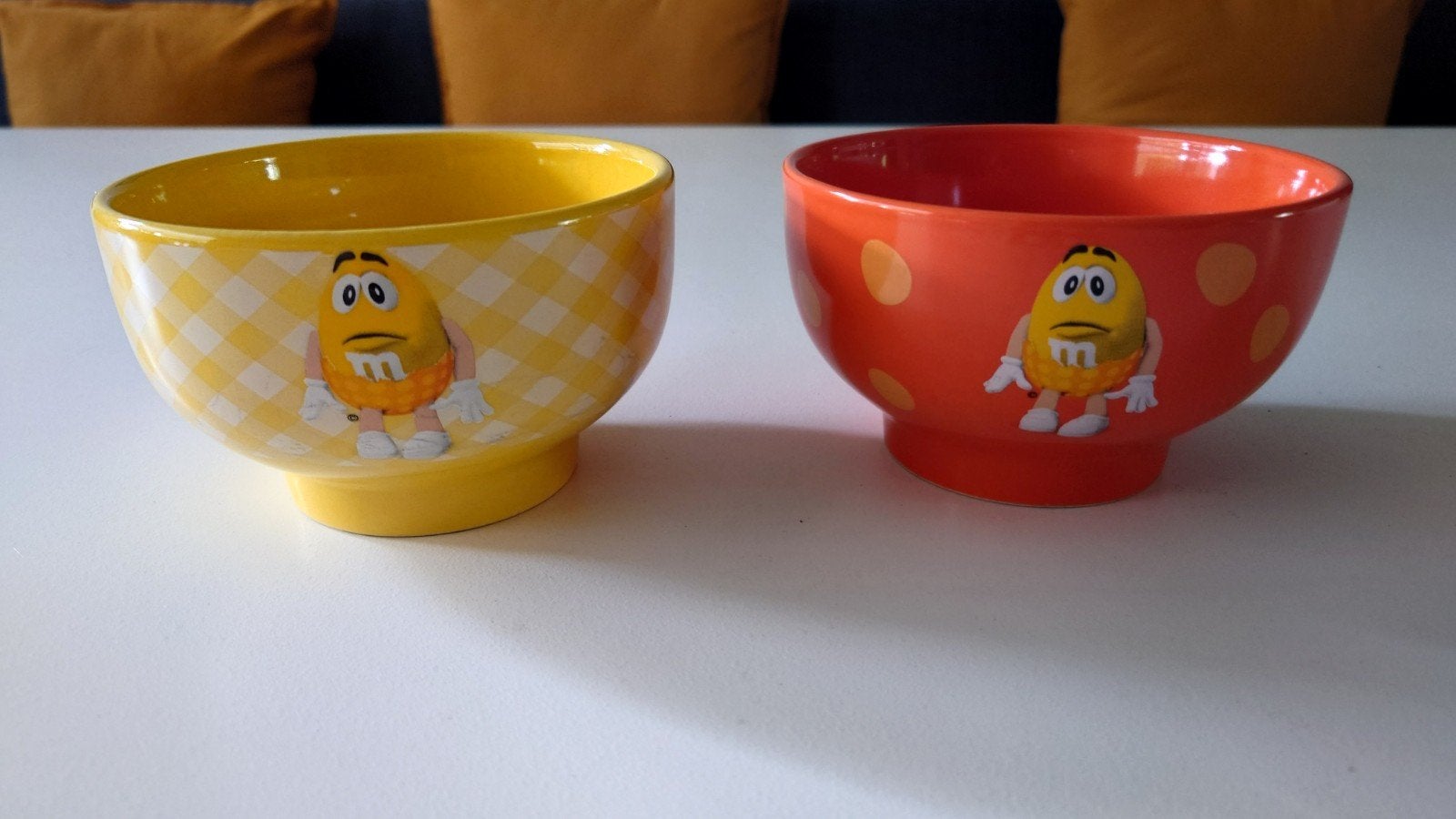 2 M&M bakjes oranje en geel, Verzamelen, Ophalen of Verzenden, Gebruikt, Gebruiksvoorwerp