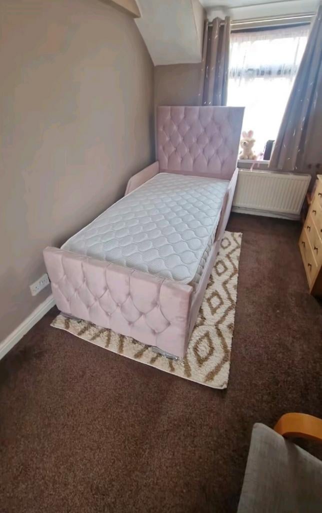 Luxe modern gestoffeerd bed – kingsize bed – als nieuw
    g, Verzenden, Nieuw